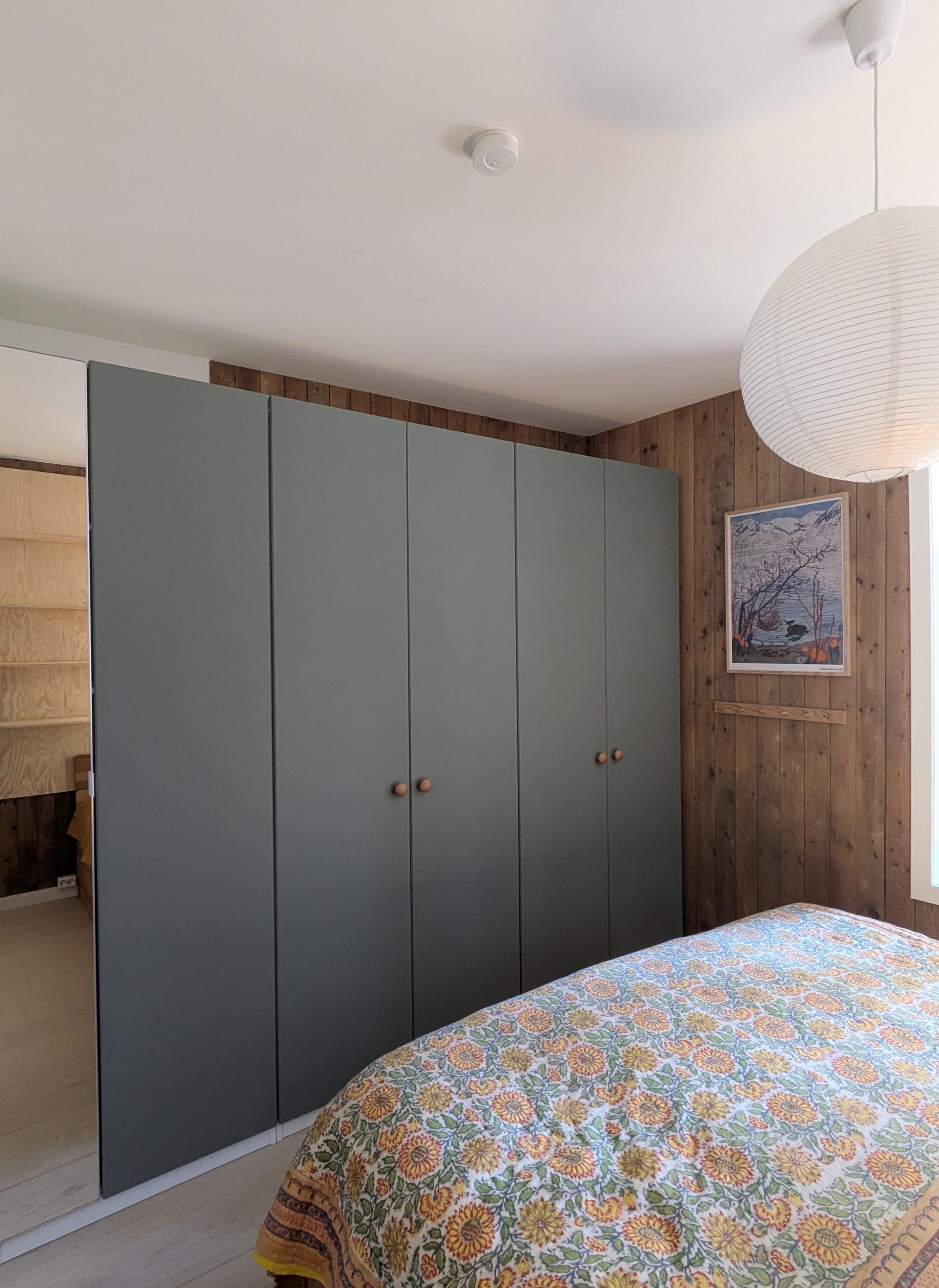 Garderobe følger med.